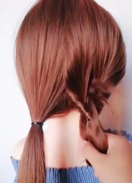 穿裙子这样挽头发,看起来挺漂亮的