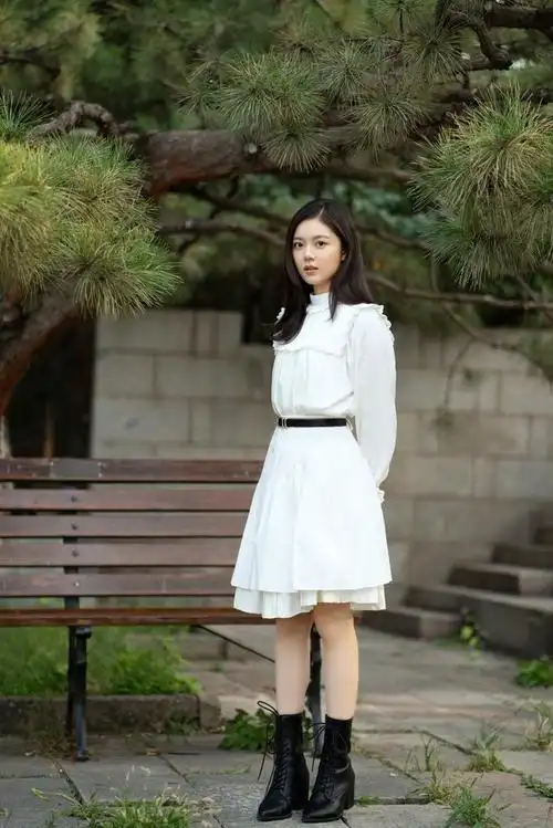 赵今麦现身清华演讲活动造型释出穿白色百褶长裙尽显温柔气质