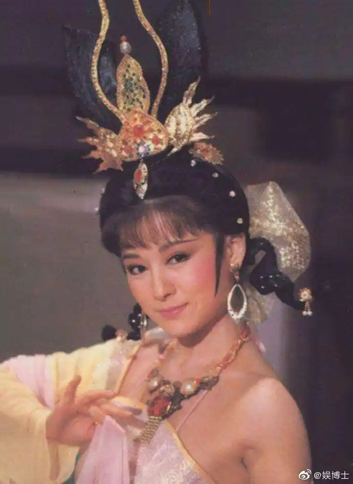 青山立两旁白云为伴,拨动我的心弦一遍又一遍.