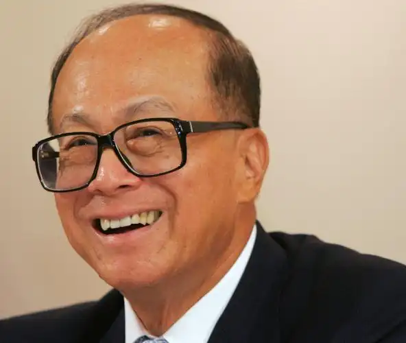 李嘉诚第一桶金是怎么赚到的呢,他是靠什么发的家?