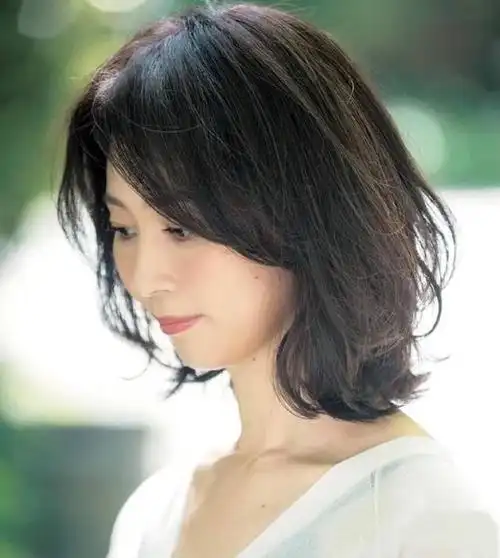 女人过40岁头发建议过耳不过肩流行的这5种发型清凉又减龄