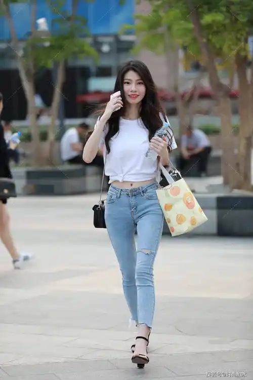 原创牛仔裤和白体恤搭配出时尚和休闲