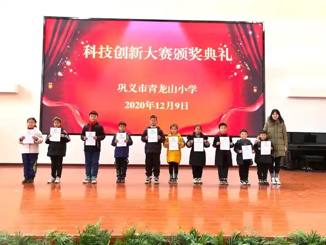 李江燕副校长为获得二等奖的学生颁奖