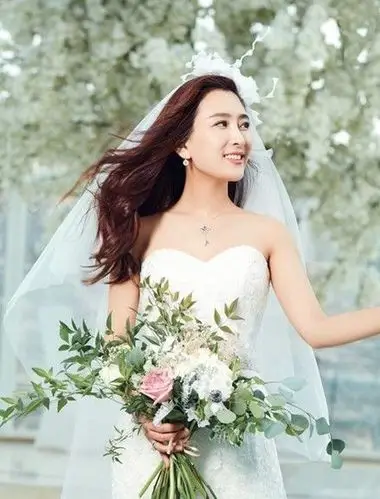 马苏身披婚纱登封面,薄纱蒙面温婉动人