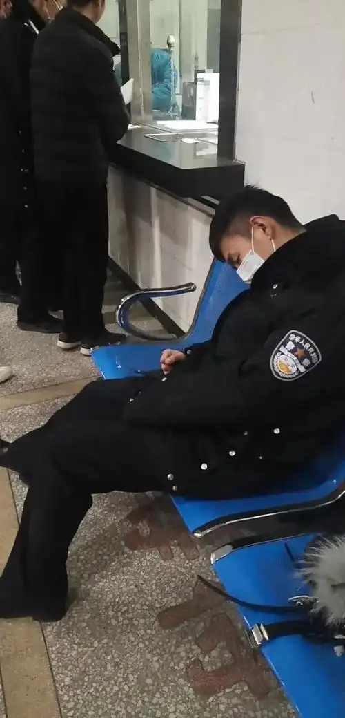 「一线传真」镜头下的警察故事,每一张照片都是一份坚守和责任