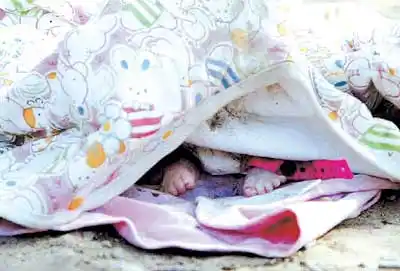 婴儿的小脚还露在外面.