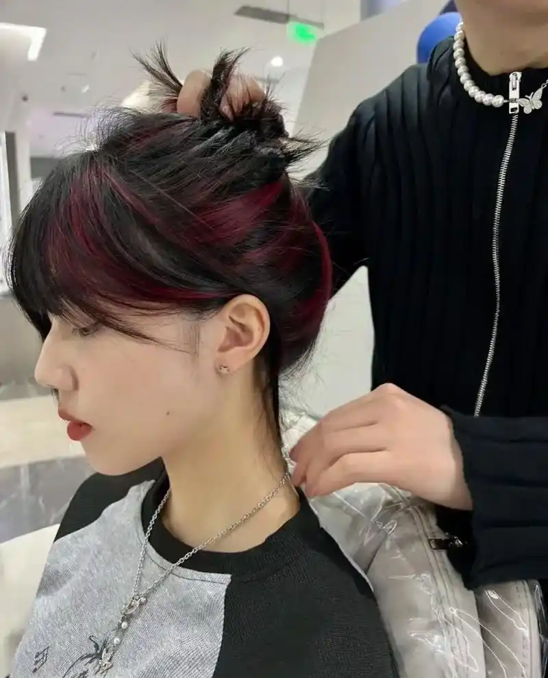 显白发色推荐.红色挑染真的想焊在头上,不想换其它颜色了此一 - 抖音