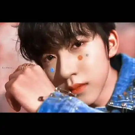 贺峻霖粉色卫衣三连拍