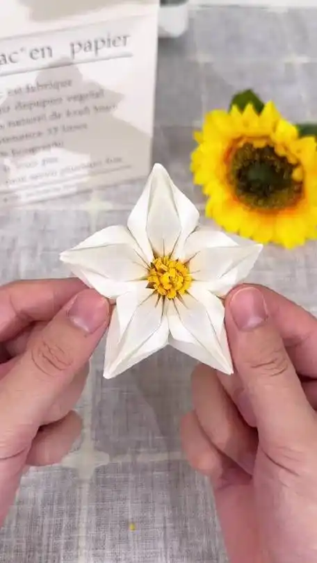 教你折一朵栀子花,太漂亮了!  #手工#cr:女生穿搭秘籍的微博视频