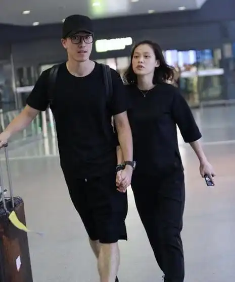 之情,无论走到哪里都紧紧牵手,展现出与和葛天在一起时截然不同的氛围