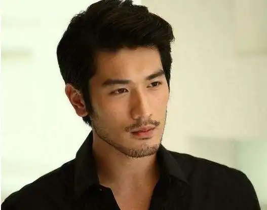 陈坤在《鬼吹灯-寻龙诀》里的造型也可以借鉴,不过他的山羊胡更长一些