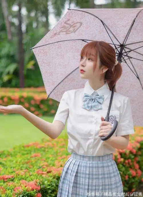 学院风穿搭:简约衬衫搭配百褶裙,尽显青春的活力感