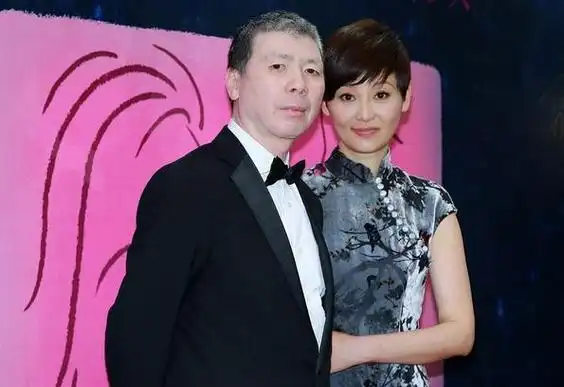 徐帆素颜探班冯小刚,女儿徐朵长大变美,冯小刚拍戏忙不理妻女