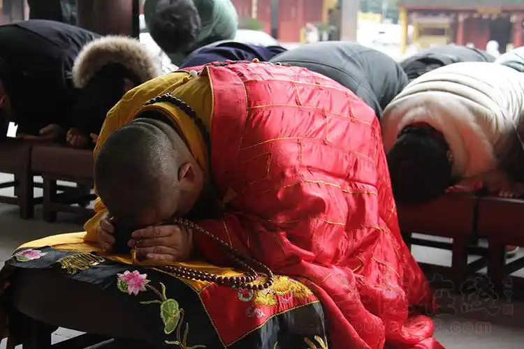 虔诚跪拜(图片来源:菩萨在线 摄影:妙静)