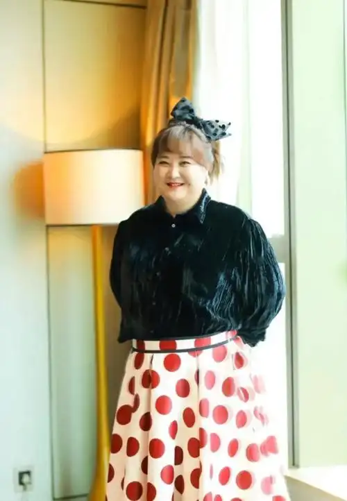 贾玲的大码衣服造型很洋气黑色丝绒上衣搭半身裙减龄时髦