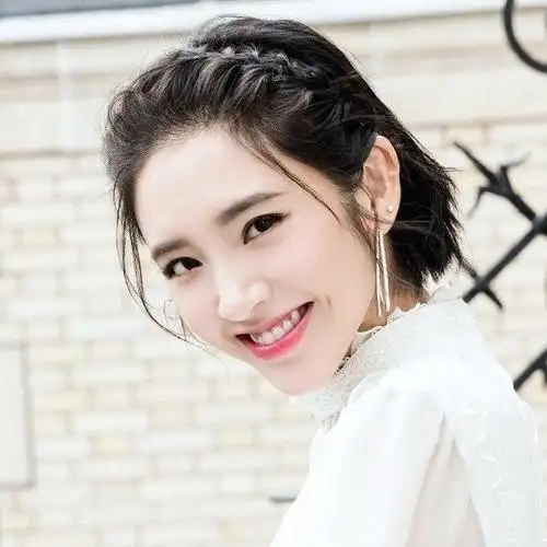 就可以轻松解决短发尴尬期,像下面这样编发,短发的妹子也可以可甜,可