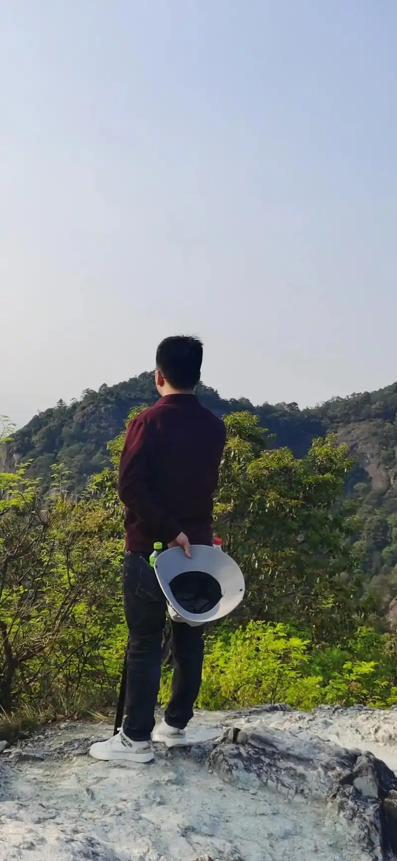 遥望家乡的方向,我思绪万千,为何?我要选择远方.#异乡 有时 - 抖音