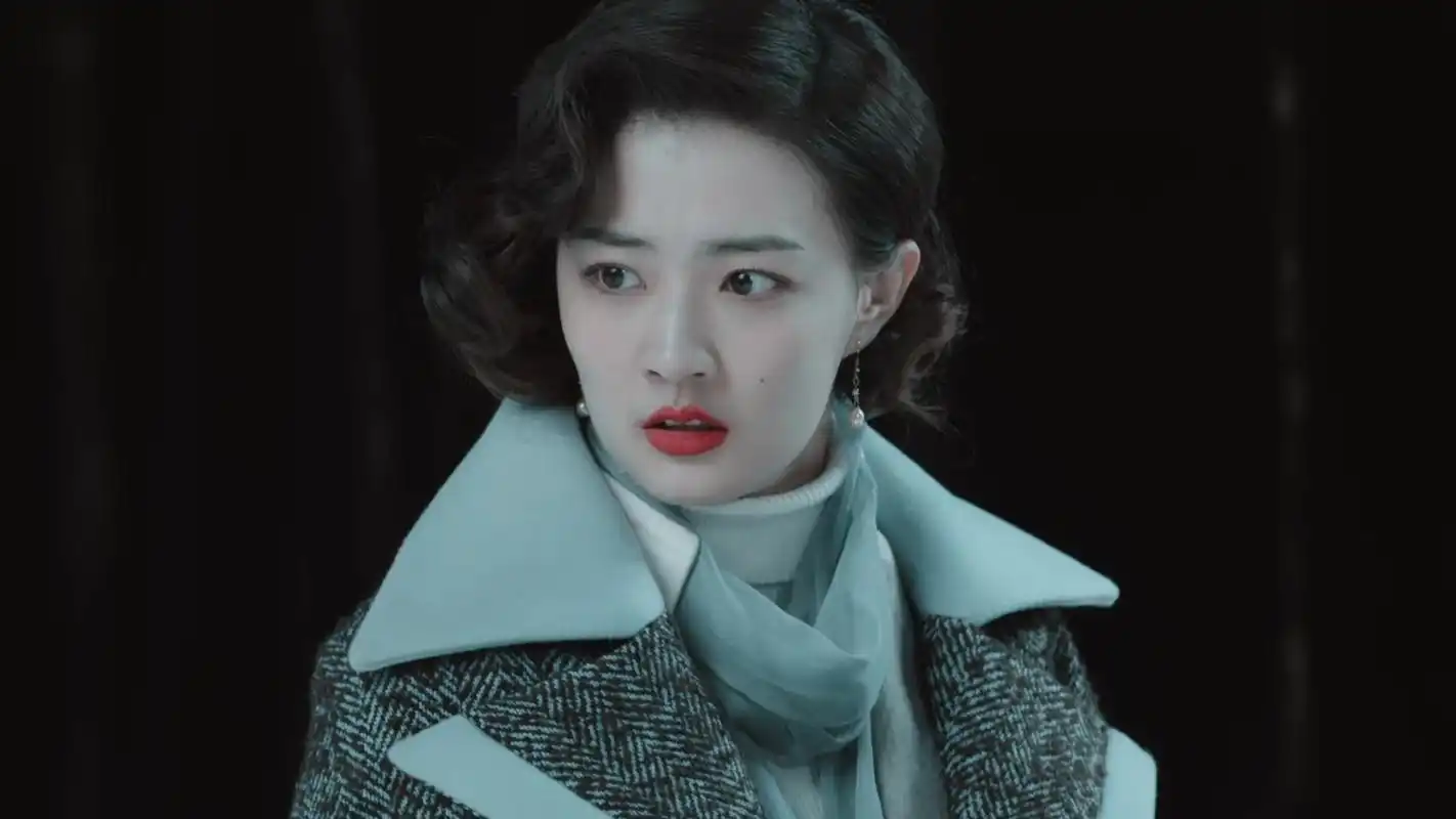 徐璐饰演的女特工贵婉,很有风情的民国女孩,造型审美也在线