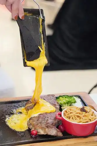 原创福牛厚意牛转乾坤牛年就吃豪客来瀑布芝士厚切牛排