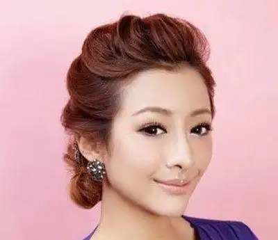 当然,一款彰显优雅的发型是最为的合适呢,那么 盘发一定是首选的呢,中