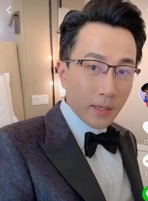 45岁刘恺威时隔九年再扮演莫绍谦帅翻天一袭西装配眼镜儒雅绅士