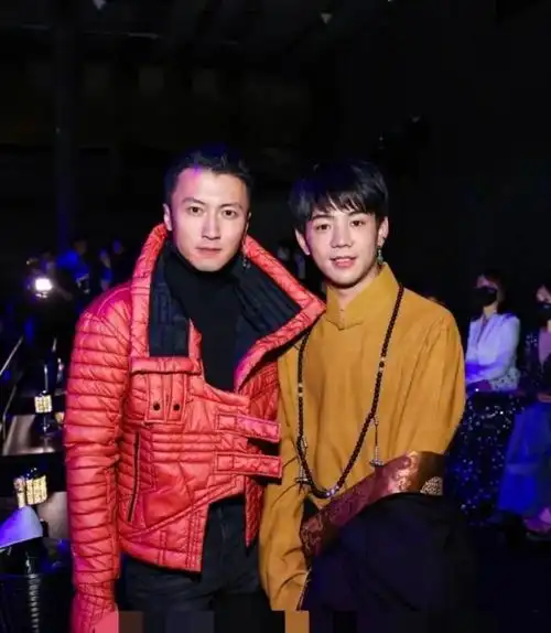 谢霆锋与丁真同框,打扮完美融入当地,网友险些没认出_友友