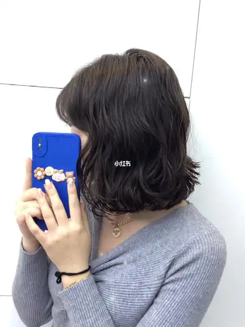 齐肩发烫发纹理烫