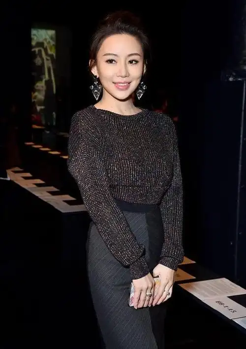 32岁丁俊晖年薪过千万,富二代娇妻曝光,颜值不输潘晓婷!