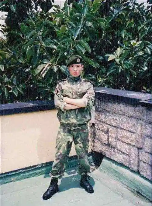 女孩欲跳桥轻生危急时刻老兵一把将其抱下