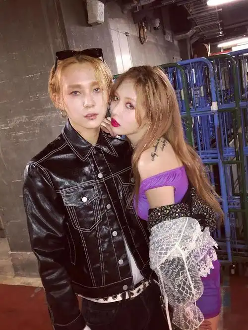 泫雅金晓钟穿上夏装秀恩爱,情侣造型简直神同步,越来越有夫妻相