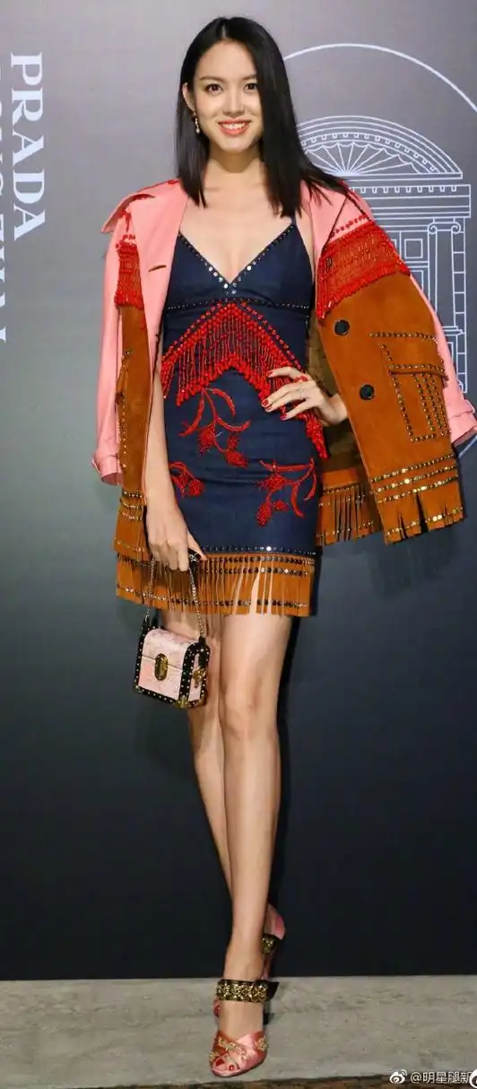 石家庄美女明星张梓琳好身材细长腿