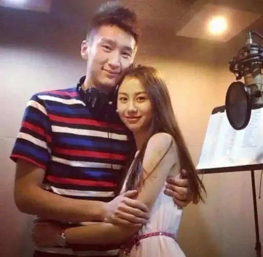 不过,没过多久就有人声称那是网红陈露,而不是霍尊的前女友陈露,两者