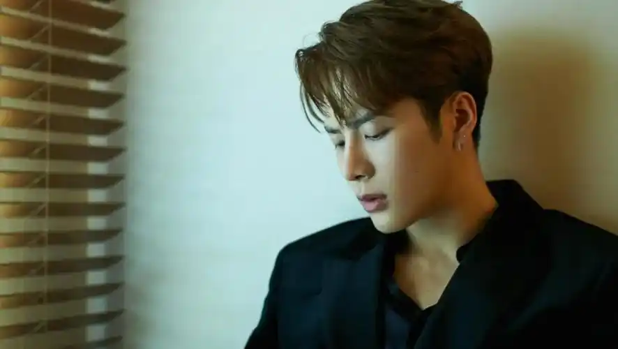 王嘉尔上海吃烤肉被偶遇,侧颜神似瘦版张颂文,所选店名有深意