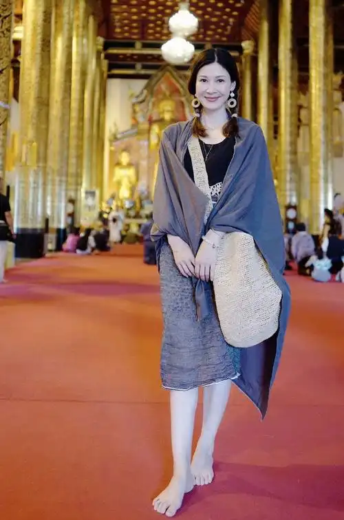 李云龙妻子童蕾豹纹裙真清凉麻花辫减龄不像39女儿最亮眼