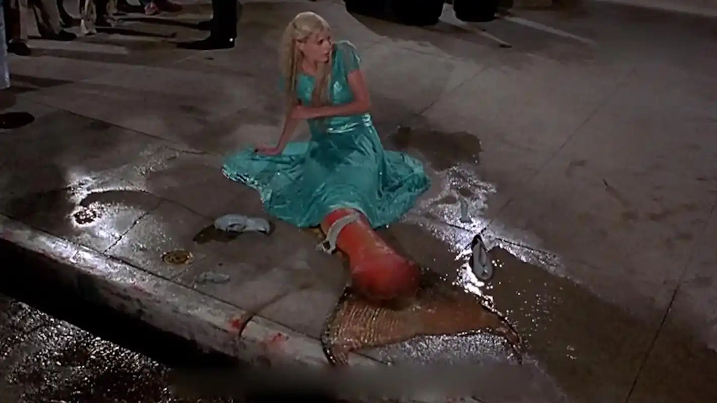 人鱼公主化身"美人鱼"被人类虐待遭直升机攻击,最后一刻太感动