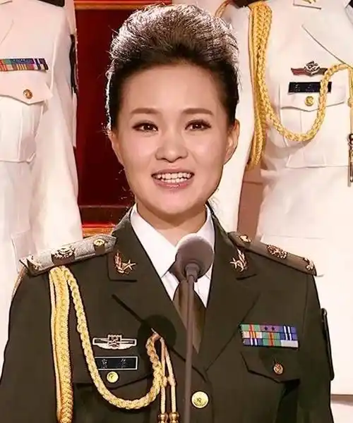 军旅歌手雷佳33岁嫁工程师男子,34岁产下一子,如今她怎样了_父亲_陈正