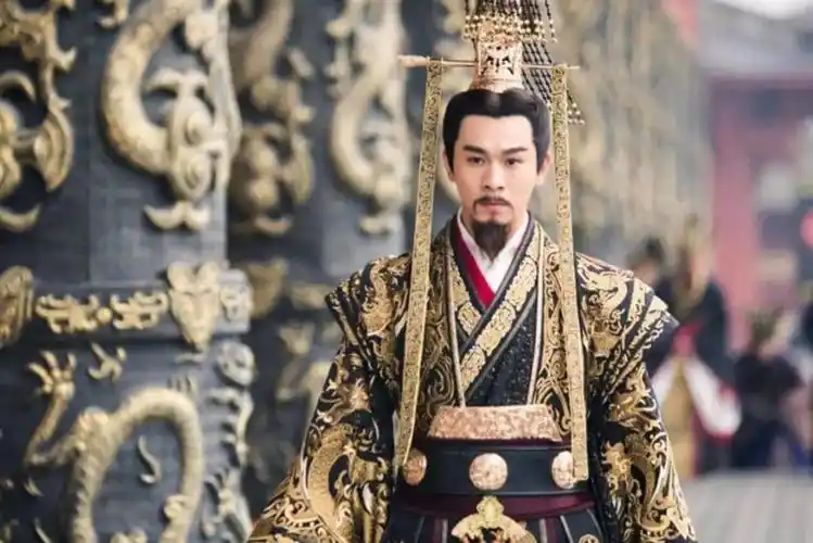 重达500斤的皇帝,每天吃20斤肉坐坏龙椅,宠幸妃子都需宫女帮忙