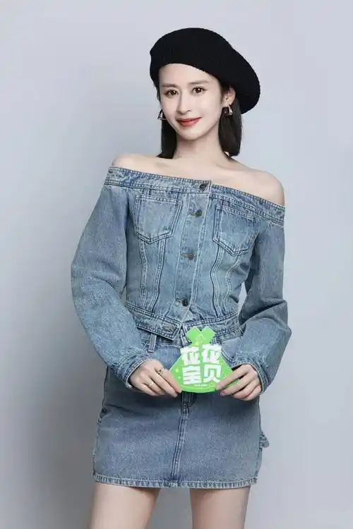 颖儿一袭一字肩牛仔套装,时尚潮流尽显女神魅力!