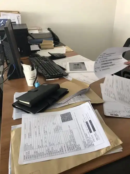 桌子上全部都是各种各样的资料我师傅他老师喜欢吧东西放的乱七八糟