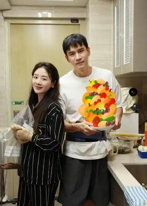 20岁大女儿露正脸,与同母异父妹妹关系亲昵|甜蜜|小李琳|杜冰雁|上错