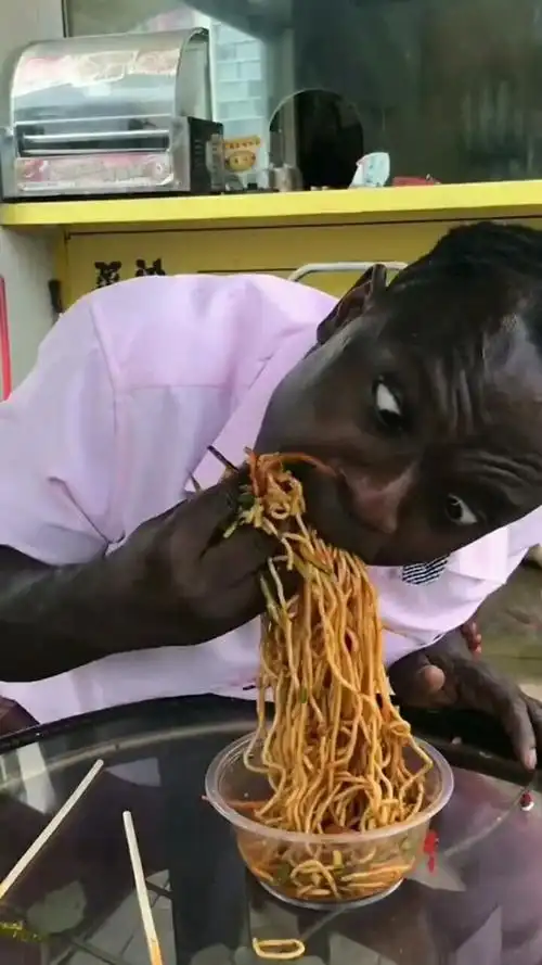 非洲黑人搞笑吃饭笑的肚子疼