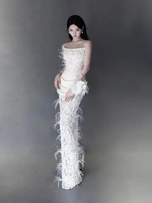 上海这一夜被杨超越的抹胸蕾丝礼服裙惊艳白幼瘦美人果然适合纯欲风