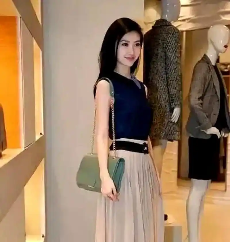 这张图片展示了景甜早期和张继科恋爱时的样子,以及他们分手后的变化.