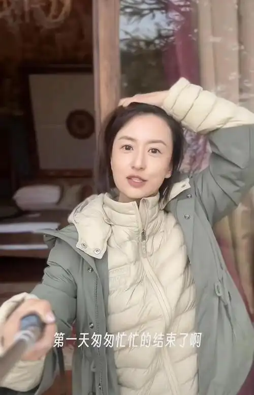 张蕾现身非洲住茅草屋安全状况引担忧从央视离职当网红游各地