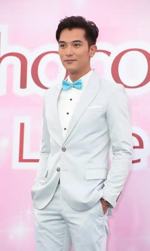 柯佳嬿抹胸裙配干练短发性感迷人 邱泽白色西装变白马王子帅气难挡