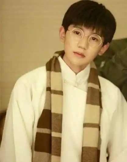 以前的男孩子喜欢穿褂子,然后脖子上一条围巾,王源就曾经拍过这样的一