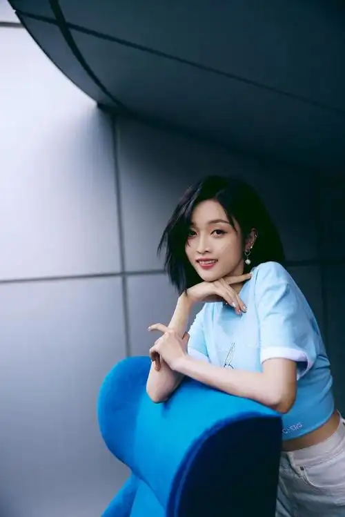 吴宣仪穿蓝色t恤定格夏日 黑色短发配珍珠耳坠清新童趣