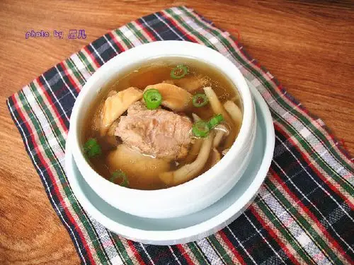 3,炖盅内加入排骨,墨鱼干,加入少量生抽,稍多些的料酒,适量水,通奠览