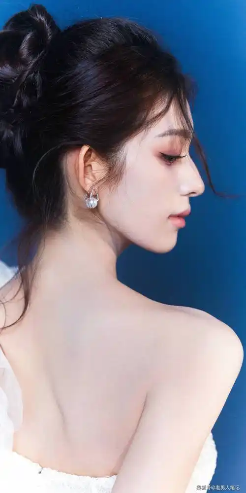 钟丽丽时尚盛典造型,一袭白色蕾丝长裙明艳动人,优越锁骨尽显_表演