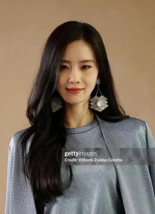 看完43岁郭晶晶和36岁刘诗诗秀场生图彻底缓解了我的容貌焦虑